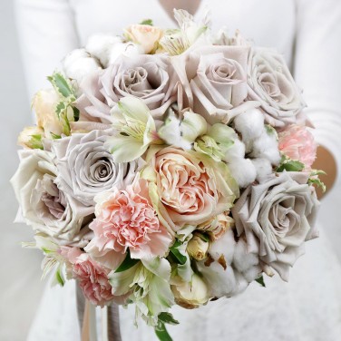 Свадебный букет из пудровых роз, хлопка и гвоздик