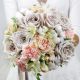 Свадебный букет из пудровых роз, хлопка и гвоздик