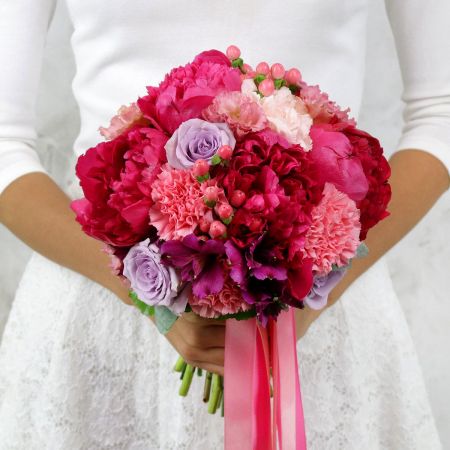 Круглый букет невесты из пионов, гвоздик и роз