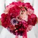 Круглый букет невесты из пионов, гвоздик и роз