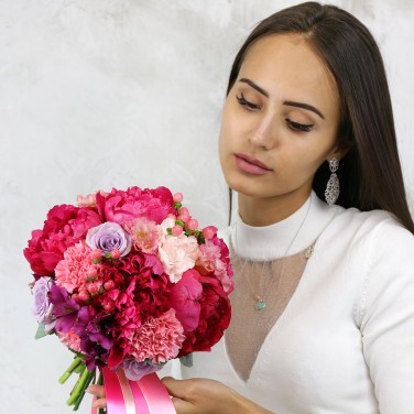 Круглый букет невесты из пионов, гвоздик и роз