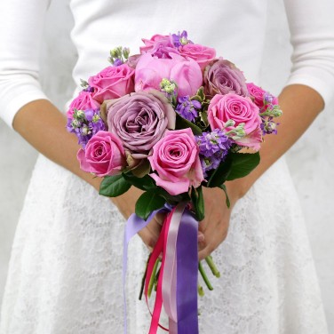 Розово-сиреневый букет невесты из роз и маттиолы
