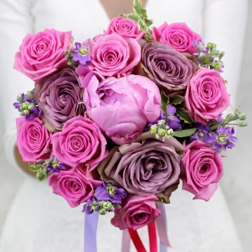 Розово-сиреневый букет невесты из роз и маттиолы