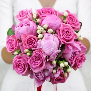 Розовый букет невесты из пионов и роз