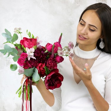 Свадебный букет из ярких пионов, астранции и вероники