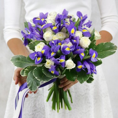 Букет невесты из ирисов и кустовых роз