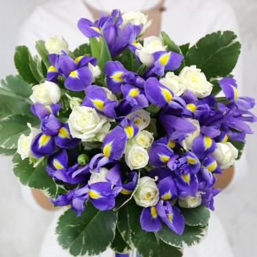 Букет невесты из ирисов и кустовых роз