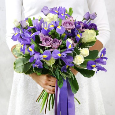 Букет невесты из ирисов, кустовых роз и зелени