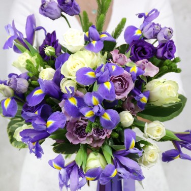 Букет невесты из ирисов, кустовых роз и зелени