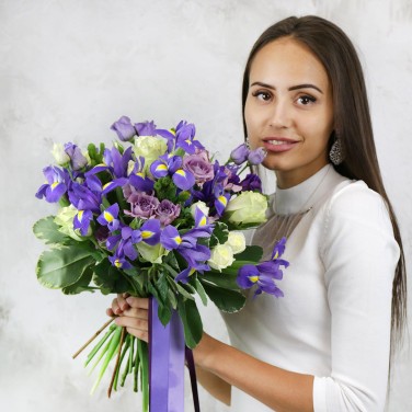 Букет невесты из ирисов, кустовых роз и зелени