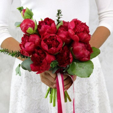 Букет невесты из ярких пионов и зелени