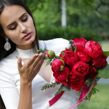 Букет невесты из ярких пионов и зелени