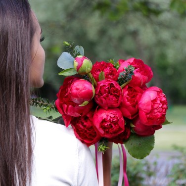 Букет невесты из ярких пионов и зелени