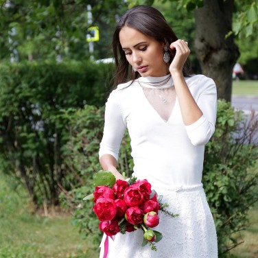 Букет невесты из ярких пионов и зелени