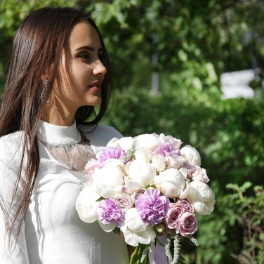 Букет невесты из пионов, лунных гвоздик и кустовых роз