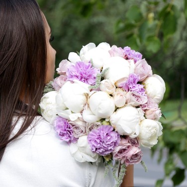 Букет невесты из пионов, лунных гвоздик и кустовых роз