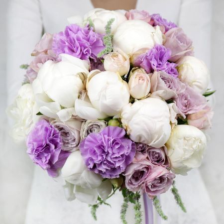 Букет невесты из пионов, лунных гвоздик и кустовых роз