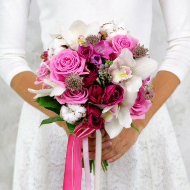 Букет невесты из роз, астранции и орхидей