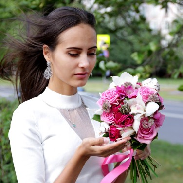 Букет невесты из роз, астранции и орхидей