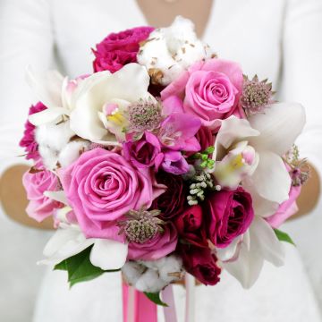 Букет невесты из роз, астранции и орхидей
