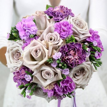Свадебный букет в сиреневых тонах из роз и лунных гвоздик