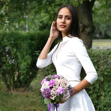 Свадебный букет в сиреневых тонах из роз и лунных гвоздик