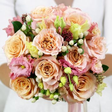 Свадебный букет из роз, эустомы и гиперикума