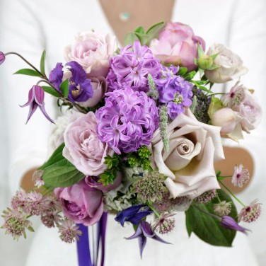 Букет невесты в сиреневых тонах из клематиса, роз и зелени