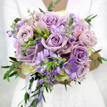Букет невесты в сиреневых тонах из роз, фрезий и эвкалипта
