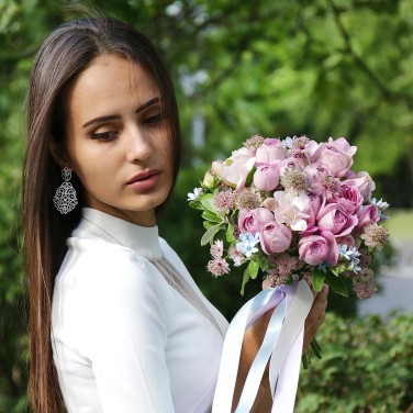 Букет невесты в сиреневых тонах из кустовых пионовидных роз