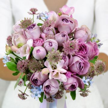 Букет невесты в сиреневых тонах из кустовых пионовидных роз