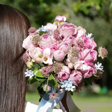 Букет невесты в сиреневых тонах из кустовых пионовидных роз