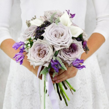 Букет невесты из пудровых роз, барбареллы и клематиса