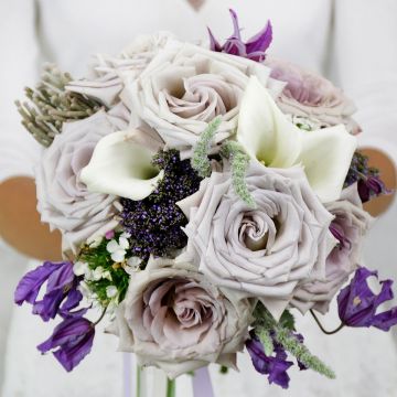 Букет невесты из пудровых роз, барбареллы и клематиса