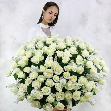 Большая корзина из белых роз и маттиолы