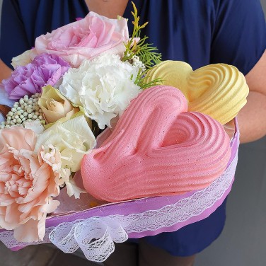 Нежное сердце с безе и цветами