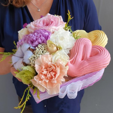 Нежное сердце с безе и цветами