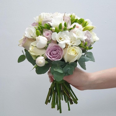 Свадебный букет из роз и фрезий