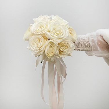 Свадебный букет из роз и ранункулюсов