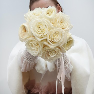 Свадебный букет из роз и ранункулюсов