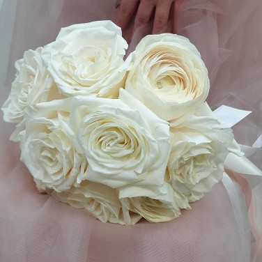 Свадебный букет из роз и ранункулюсов