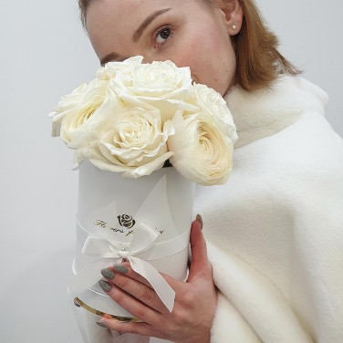 Шляпная коробка из роз и ранункулюсов