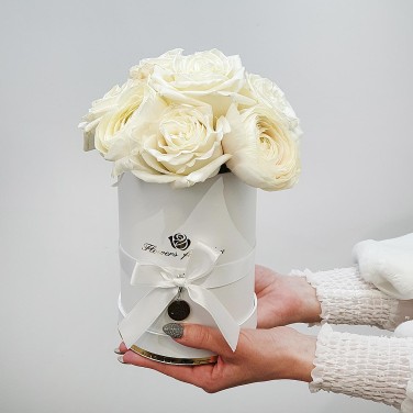 Шляпная коробка из роз и ранункулюсов