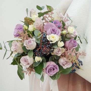 Свадебный букет из роз оушен, вибурнума и зелени