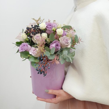 Розы, вибурнум и эвкалипт в шляпной коробке