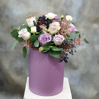 Розы, вибурнум и эвкалипт в шляпной коробке