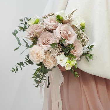 Букет невесты из пудровых роз и озотамнуса