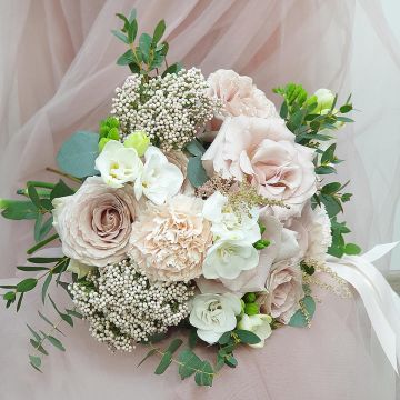Букет невесты из пудровых роз и озотамнуса
