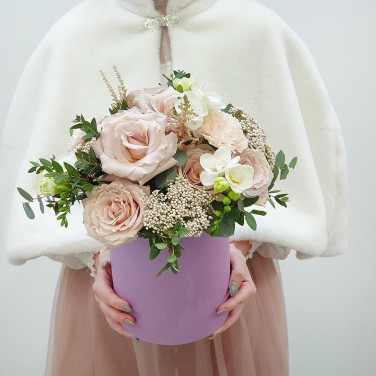 Шляпная коробка из пудровых роз с зеленью