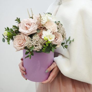 Шляпная коробка из пудровых роз с зеленью
